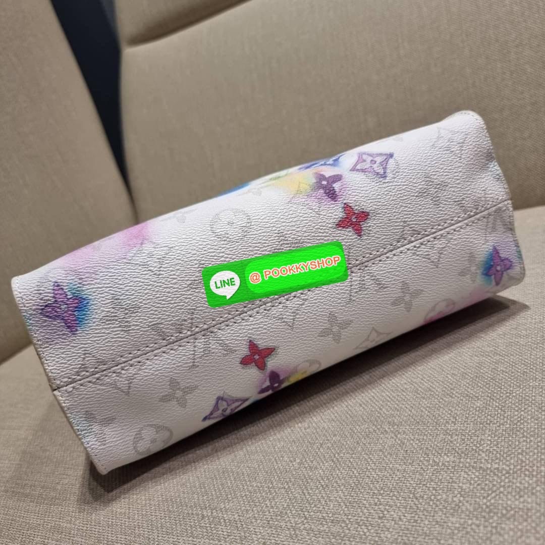 New in!! จากเคาน์เตอร์ dutyfree LV watercolor multi tote กระเป๋าทรงโท้ทคอลใหม่ ดีไซน์สดใส สบายตา ด้วยลวดลายเพ้นท์สีน้ำ ไม่ซ้ำใคร วัสดุหนังแคนวาส ทนทาน ที่มาพร้อมหูจับในตัว และสายสะพายข้าง ให้ปรับใช้ได้ทุกสไตล์ความชอบ ภายในโล่งกว้าง มีอะไหล่เกี่ยวที่ปากกระ