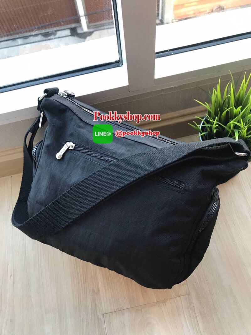 Kippling GABBIE S Crossbody Bag with Phone Compartment Bag รุ่นชนช้อป!! กระเป๋าสะพายทรงครอสบอดี้ แบบกระชับกับลำตัว วัสดุPolyamide100% มีช่องซิปใช้งานได้ทุกมุม ช่องใหญ่ภายในกว้าง ใส่มินิไอแพค กระเป๋าสตางค์ยาวและอื่นๆจุได้เยอะ สามารถสะพายได้ทั้งสายคู่และสาย