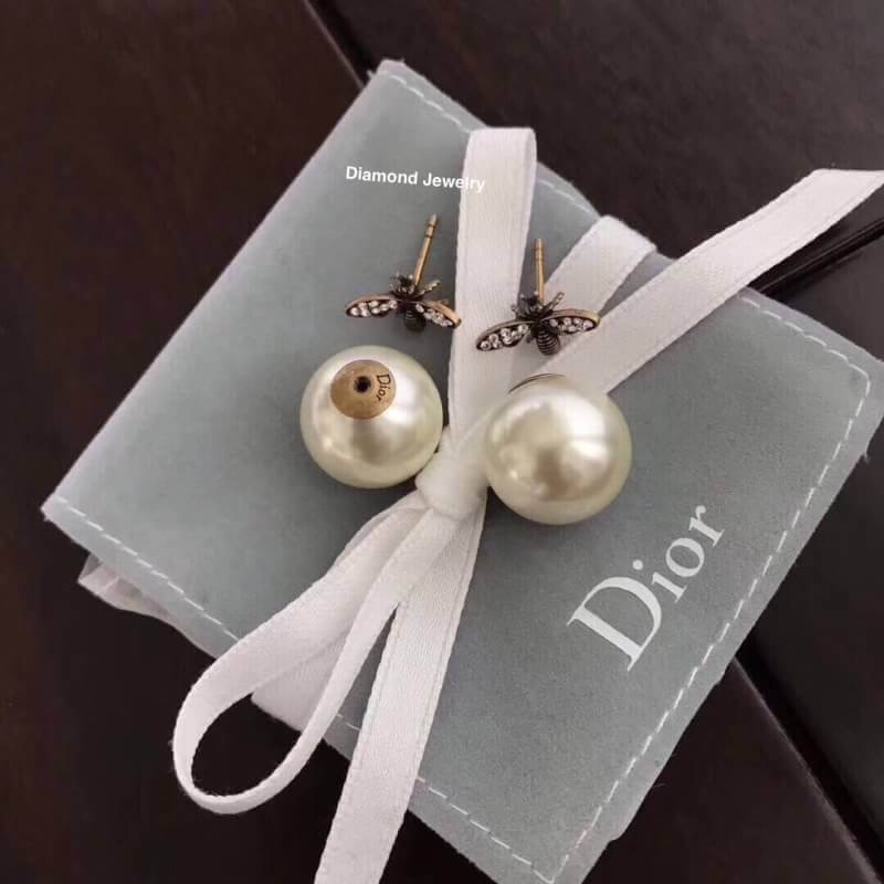 มาเพิ่มแล้วคะ New Arrival !!!! Christian Dior Earring ต่างหูคริสเตียนดิออ งานมุกอะไหล่ทอง รับรองสวยวิ้งมากกกกก งานดี ตัวเรือนเงาวิ้งมากๆคะรับประกันความพอใจเลยค่ะ ตัวเสียบแน่นไม่หลุดง่ายค่ะ ตัวเรือนสีทองดูหรูมากๆค่ะ ใส่ออกมาน่าร๊ากกกก จัดเลยคร่าา งานชุบ 18