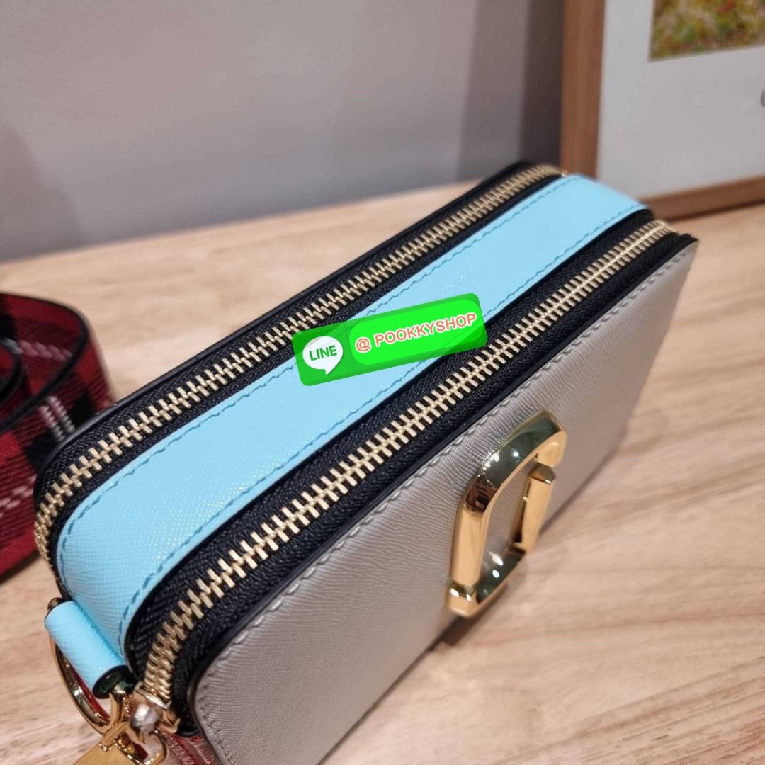 MARC JACOBS THE SNAPSHOT CAMERA BAG ไอเท็มยอดฮิตที่โดดเด่นเป็นเอกลักษณ์ กับกระเป๋าสะพายข้างสุดปัง เรียกได้ว่าไม่ซ้ำใคร!! วัสดุหนังวัว สวยอยู่ทรง เปิด-ปิดกระเป๋าด้วยซิป มีซิปหลัก 2 ช่อง แบ่งสัดส่วนไว้ดีมาก มาพร้อมสายสะพายสปอร์ตเส้นใหญ่ ที่ออกแบบโทนสีมาให้เ