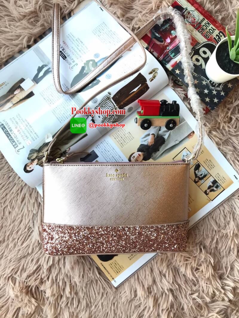 Kate Spade New York Greta Court Ramey Gritter Crossbody Bag กระเป๋าสะพายที่มีดีเทลเป็นกริชเตอร์วิ้งที่ก้นกระเป๋า ด้านบนหนังsaffiano เปิดปิดด้วยซิปเดียวด้านบน ภายในใส่กระเป๋าสตางค์ยาว มินิไอแพคได้ สายสะพายยาว118cmปรับไม่ได้ ขนาดกำลังดีสวยน่าใช้เลยคร้า!!