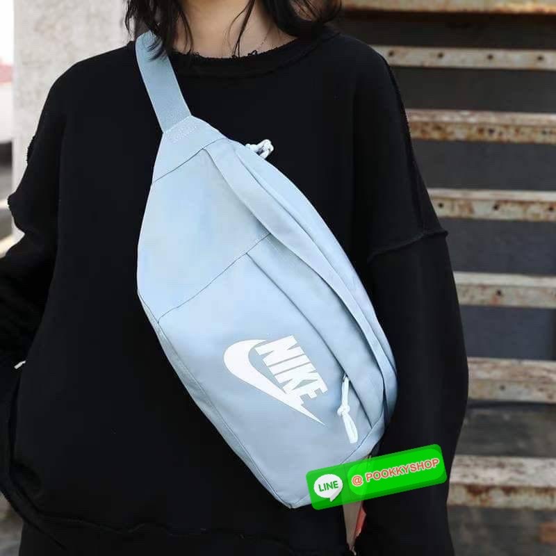 Nike Tech hip pack กระเป๋าคาดเอว Nike Tech รุ่นใหม่ชนช้อป!! ให้คุณหยิบใช้อุปกรณ์กีฬาและพกพาได้อย่างง่ายดาย พร้อมโดดเด่นด้วยกระเป๋าซิป 2 จุดสำหรับเก็บสิ่งของ และสายกระเป๋าแบบปรับได้เพื่อให้แนบกับลำตัว ใช้งานได้คล้องตัว ใส่ของได้จุสมใจเลยคร้า