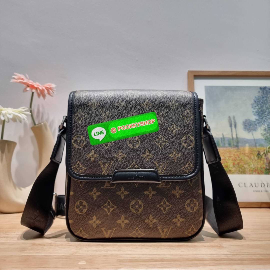 LV bass macassar monogram bag ของใหม่จัดให้หนุ่มๆ จากเคาน์เตอร์ dutyfree กับกระเป๋าสะพายทรงแมสเซ็นเจอร์ ไซส์กำลังดี เหมาะกับหนุ่มๆที่รักความคล่องตัว วัสดุหนังแท้ปั๊มลายเต็มใบ ดีไซน์คลาสสิค เปิด-ปิดด้วยกระดุมแม่เหล็ก ภายในโล่ง ใส่โทรศัพท์ได้ทุกรุ่น ใส่กระเ