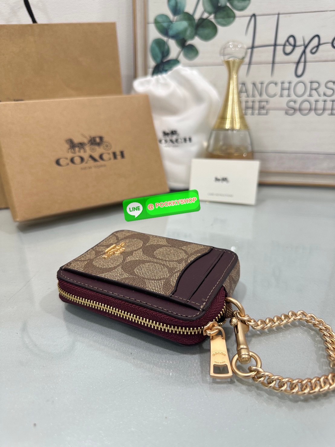 💗Coach C0058 Zip Card Case In Signature Canvas💗 กระเป๋าใบนี้นอกจากช่องใส่บัตรแล้ว ด้านหลังยังมีช่องสำหรับใส่ธนบัตรหรือเหรียญสามารถเปิดปิดได้ด้วยซิป เพิ่มลูกเล่นเป็นสายโซ่คล้องมือ หรือคล้องกับกระเป๋าก็ได้เช่นกัน ขนาดกะทัดรัด พกพาสะดวก การดู