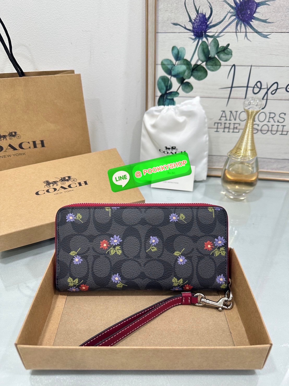 🌼 COACH LONG ZIP WALLET IN SIGNATURE CANVAS WITH COUNTRY FLORAL 🌼 ดีไซน์: ลายซิกเนเจอร์พื้นสีดำเทา เรียบหรูคลาสสิก แต่งลายดอกไม้ป่าโทนม่วง-แดงเล็กน่ารักแบบ country girl style! ขอบกระเป๋าตัดด้วยหนังสีแดงเบอร์กันดี เพิ่มเสน่ห์ให้ดูโดดเด่นแบบ
