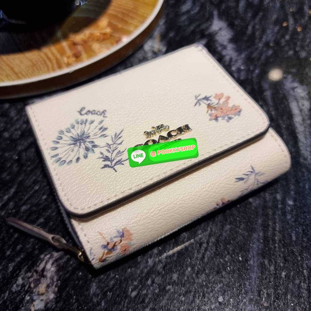 COACH 7331 SMALL TRIFOLD WALLET IN SIGNATURE CANVAS สวยคลาสสิค พกพาง่าย ใบเล็กน่ารักน่าใช้ ต้องยกให้ใบนี้จ้า ตอบโจทย์คนชอบพกน้อยที่สุด!! กระเป๋าสตางค์ใบสั้นหนังแคนวาสเคลือบคุณภาพดี ภายในเป็นหนังแท้ ใส่บัตร ใส่ธนบัตรได้ทุกชนิด มีช่องซิปแยก ใบเดียวใบนี้คือเ