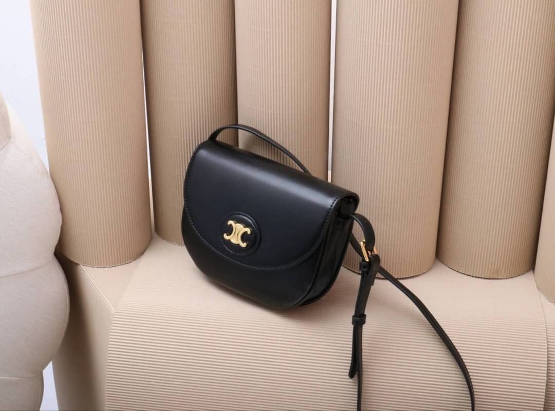 (N)(E)(W) 💥ซีรีน Lisa ปังสุดตอนนี้ ทรงใหม่ล่าสุด มาแรงมาก งานเกรดพรีเมี่ยม สวยทุกจุด น้ำหนักกำลังดีขนาด ใส่ของได้จุเลย ทรงนี้ต้องมี