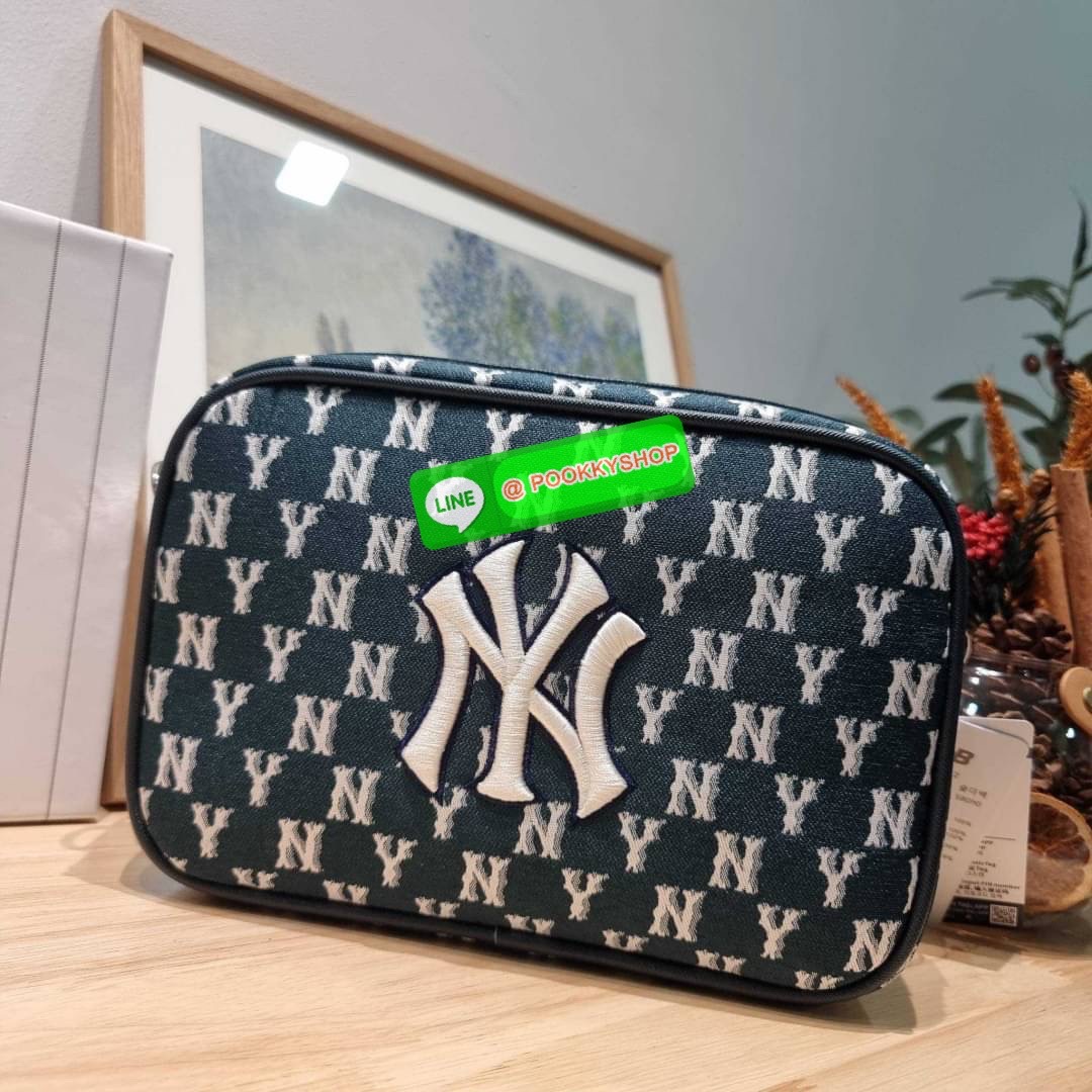 MLB JACQUARD MONOGRAM CROSSBODY BAG ฉุดไม่อยู่ ดาเมจแรงมาก!! กับกระเป๋าครอสบอดี้ ที่สายเกาต้องมี!! ดีไซน์ลวดลายโมโนแกรมเอกลักษณ์ ลงบนผ้า jacquard ได้อย่างลงตัวและสวยงาม เปิด-ปิดด้วยซิป ภายในโล่งกว้าง จุของสบายๆ มาพร้อมใบลูก และสายสะพายข้าง ให้ความคล่องตัว