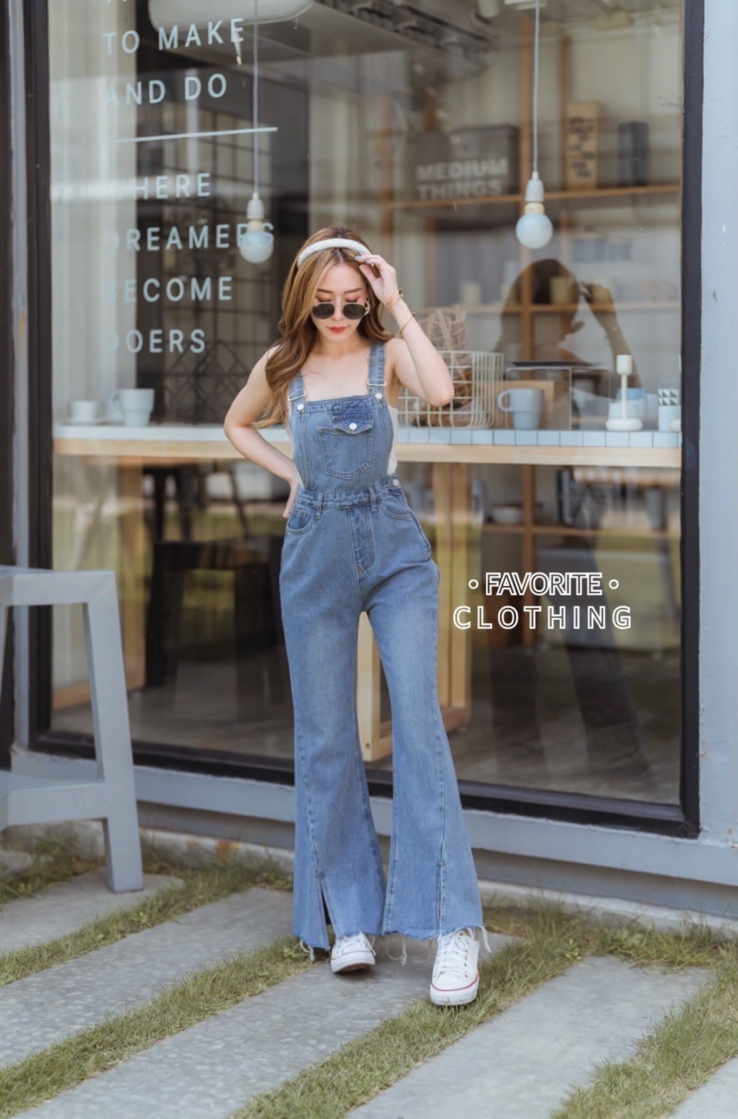 จั๊มสูทแฟชั่น เอี๊ยมยีนส์ขายาว แต่งผ่าปลายขา งานผ้ายีนส์ฟอกเนื้อดี มีซิปข้างกางเกงใส่ง่าย