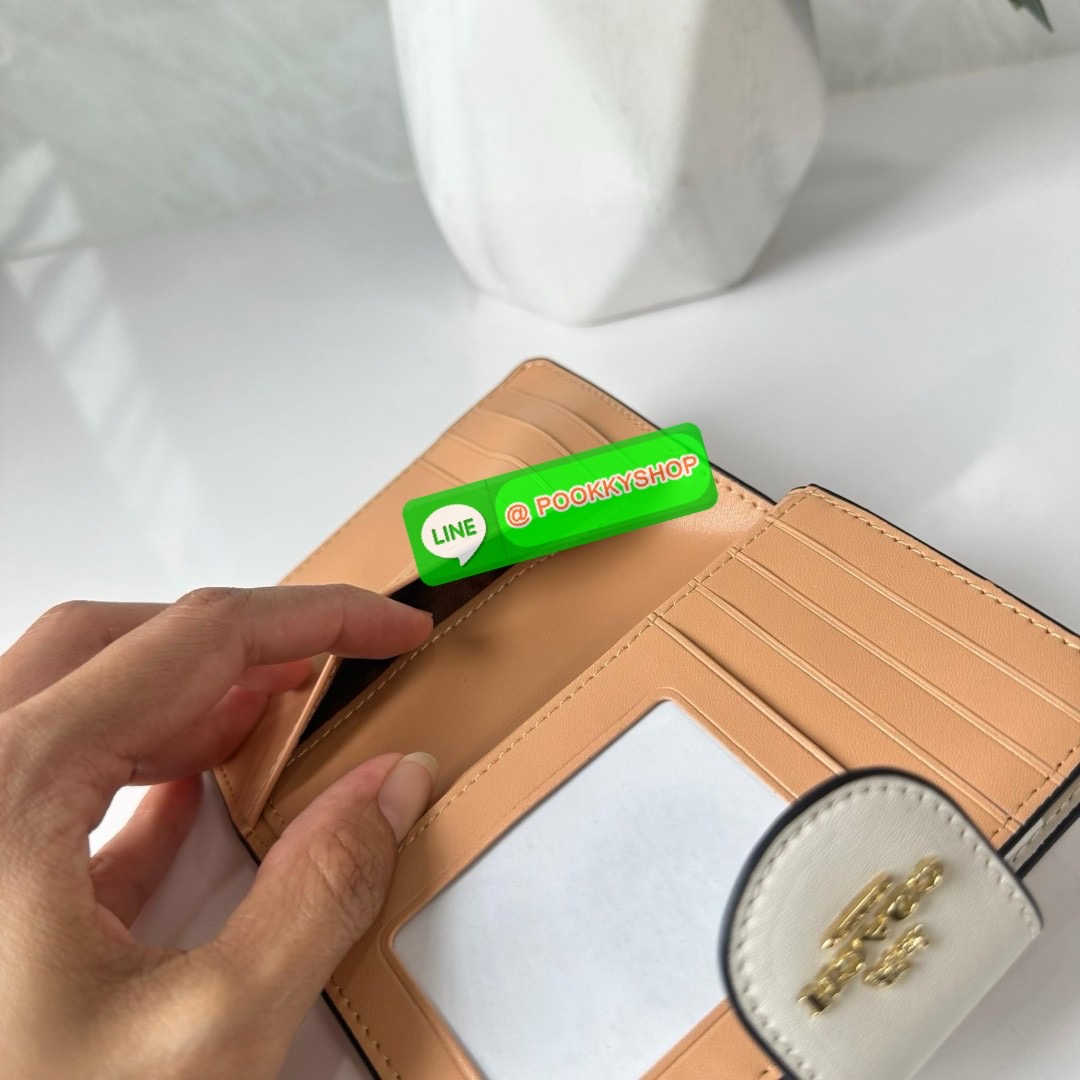 COACH MEDIUM CORNER ZIP WALLET IN SIGNATURE CANVAS WITH FLORAL PRINT(CR935) 🔖กระเป๋าสตางค์ใบกลางคอลเลคชั่นใหม่ปริ้นลายดอกไม้ 🔖วัสดุ:แคนวาสสลับหนังแท้ 🔖เปิด-ปิดด้วยกระดุมแป็ก 🔖ภายในมีช่องใส่บัตร ช่องใส่ธนบัตร และช่องซิป