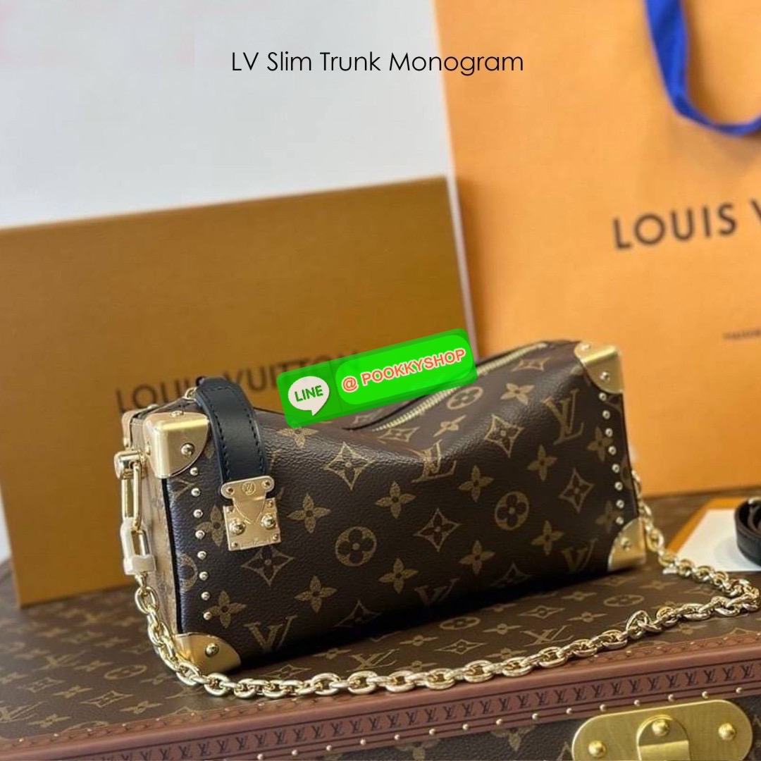 LV Slim Trunk Monogram Canvas Bag กระเป๋าสะพายทรงสลิม สุดยอดไอโคนิค ทรงสวย สวยมีเสน่ห์ แต่งหมุดเพิ่มร็อคแอนด์โรลด์ตามสไตส์แบรนด์ โดดเด่นด้วยหมุดเข้ามุม คล้องแขนคล้องไหล่เก๋ๆ หรือสะพายข้างชิคๆ พร้อมตอบรับได้ทุกลุค ทุกสไตล์ไปเลยจ้า