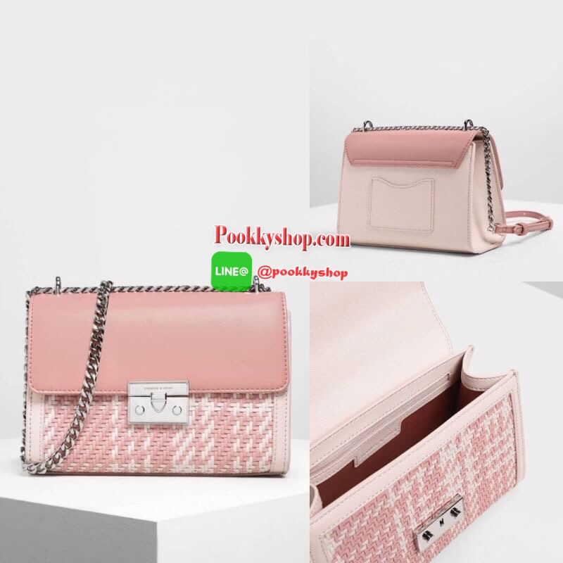 New arrival!! CHARLES & KEITH WOVEN DETAIL CLUTCH กระเป๋าสะพายอยู่ทรง ด้านหน้าเล่นดีเทลแต่งลายสายน่ารักมากๆ ด้านหลังมีช่องใส่บัตรได้ เปิดปิดด้วยตัวกดล็อก ด้านในจุของได้เยอะทีเดียวค่ะ ใส่ iPhone plus/ กระเป๋าเงินใบกลางได้สบายๆ สายสะพายยาวปรับได้ 5 ระดับเลย