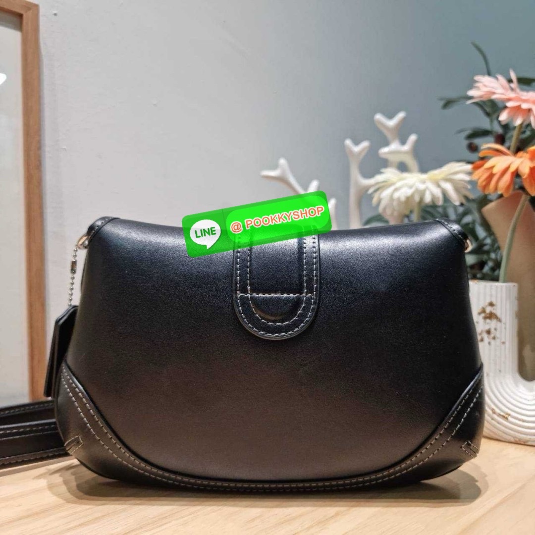 COACH CR737 SOHO BAG IN REPURPOSED DENIM 🔅 Details เลิกสวยแซ่บกี่โมงคะคุณน้า! ไอเท็มให้พาใจสั่นมาอีกแล้ว! กับกระเป๋าสะพายไหล่สไตล์วินเทจ ที่ยังคงแมสและฮอตมาก ด้วยรูปทรงที่ใช้งานง่าย ไม่เกะกะ แต่มีความเรียบหรูในตัว กระเป๋าปิดด้วยกระดุมแม่เหล็ก ภายใ