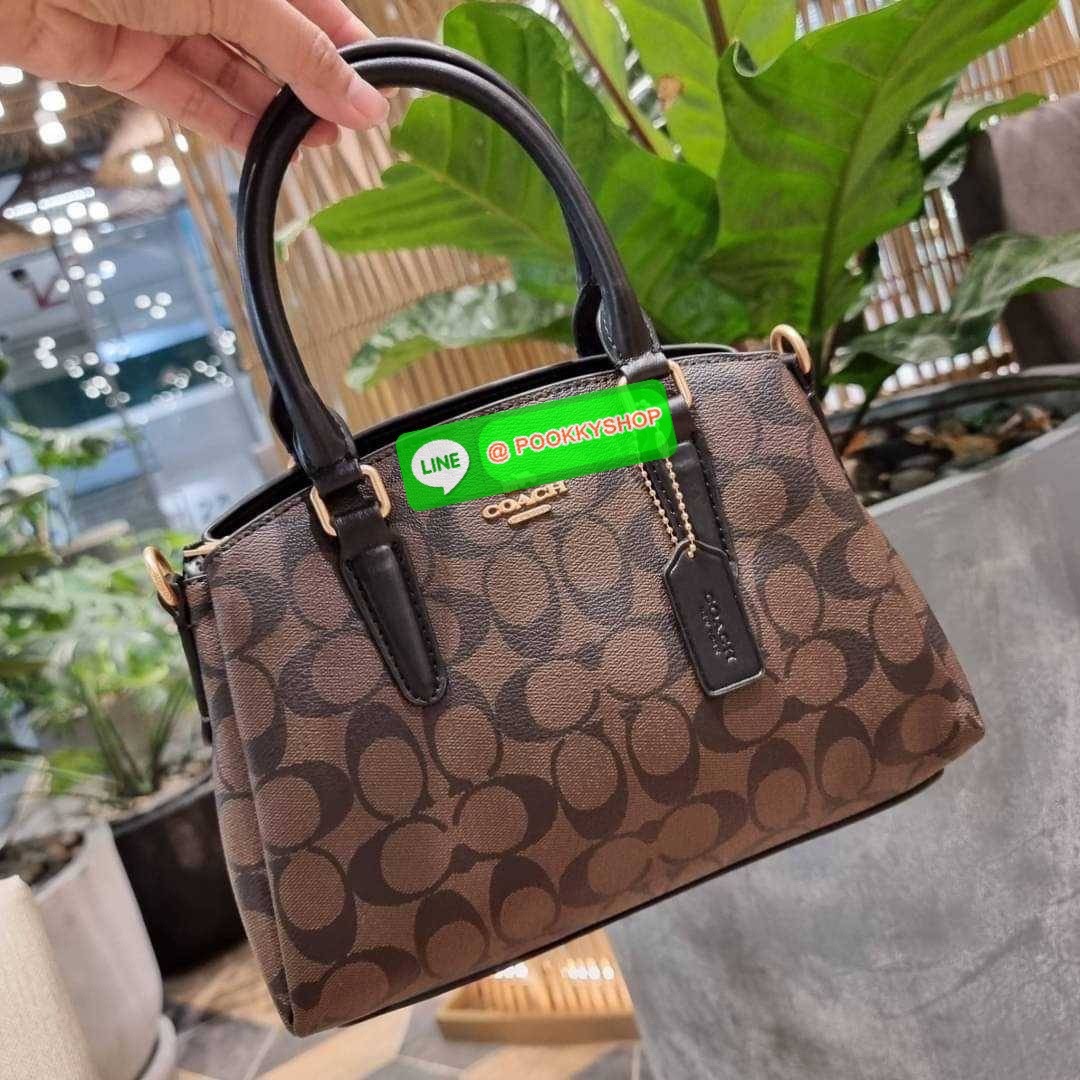 COACH F29434 MINI SAGE CARRYALL IN SIGNATURE CANVAS รุ่นยอดฮิต!! ที่สุดของกระเป๋าสะพายขายดี ต้องทรงถังมินิรุ่นนี้ วัสดุหนังแคนวาสเคลือบลาย สวย คลาสสิค มาพร้อมสายสะพายข้างและหูหิ้วในตัว ถอดออกถือคล้องแขนเก๋ๆ หรูๆยังได้ ภายในเป็นช่องโล่ง แบ่งสัดส่วนอย่างดี