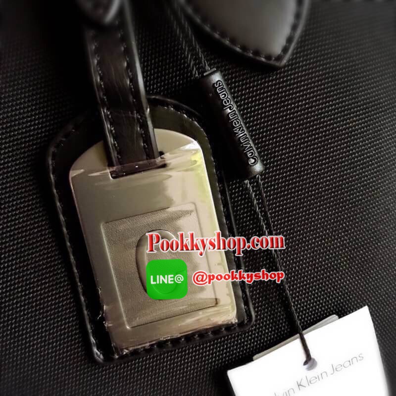 CALVIN KLEIN" JEANS TOTE BAG (Size M) กระเป๋าสะพาย Calvin Klein Jeans Limited Edition จาก Calvin Klein Jeans วัสดุ Polyester คุณภาพดีเนื้อหนาน้ำหนักเบา ด้านหน้าประดับโลโก้ Calvin Klein Jeans พร้อม TAG ห้อยที่หูหิ้วดูมีดีเทล เปิดปิดด้วยซิปสะดวกใช้ หัว