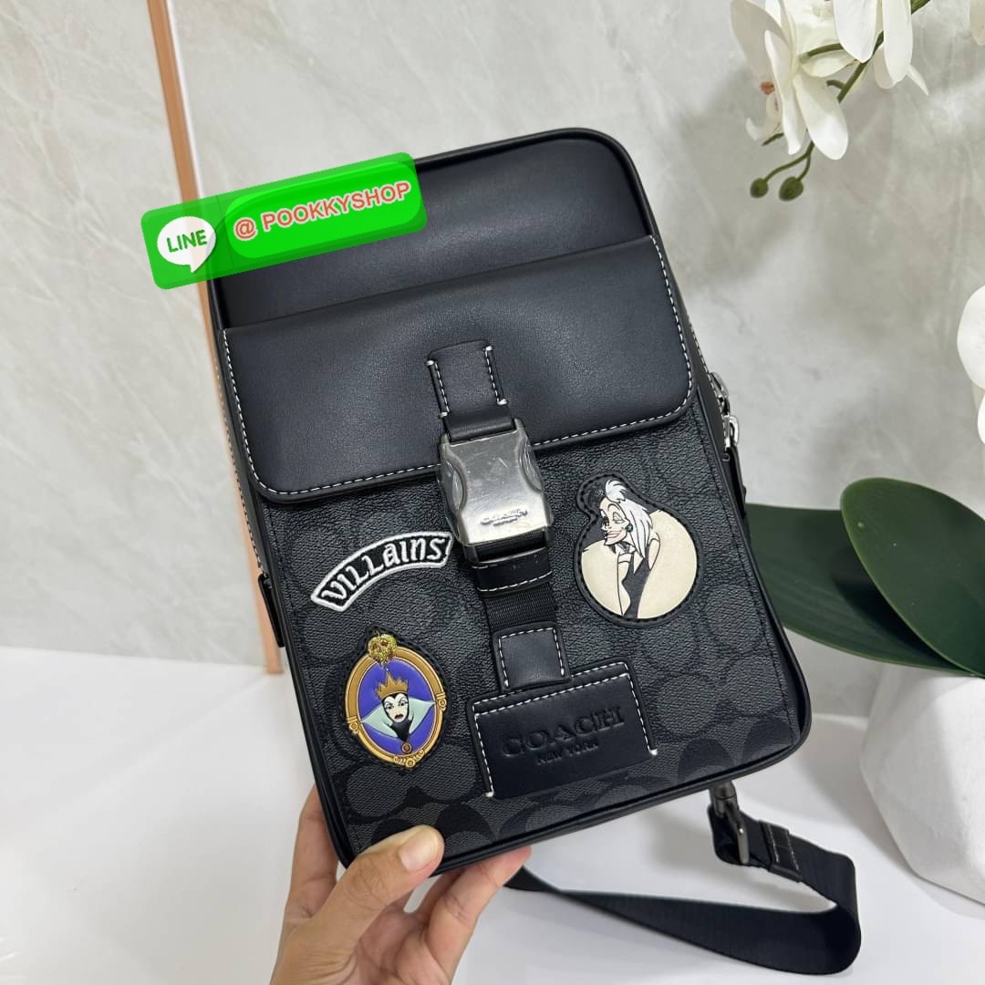COACH DISNEY X COACH TRACK PACK IN SIGNATURE CANVAS WITH PATCHES (COACH CC113) กระเป๋าสะพายไหล่ และคาดอก ดีไซต์ทันสมัย สุดเท่ห์โดดเด่น ด้วยลวดลายตัวละครดิสนี่ย์ วัสดุหนังแคนวาสตัดขอบหนังแท้ เปิด-ปิดด้วยซิป ภายในกว้าง มีช่องเล็กๆหลายช่อง มีสายล็อคด้านหน้า
