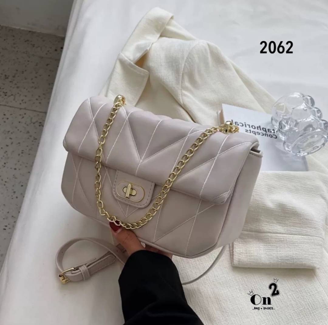 NEW-IN 🤎 หลงรักตั้งแต่แรกเห็นนน สั้นๆ “ของมันต้องมี” งานสไตล์แบรนด์ ขนาดกำลังดี ✔️ใส่คสอ. ✔️ใส่มือถือได้ครบค่า เอาจิงคือ ดีทุกสีสวยหรู ไม่สั่งยังไงไหววว