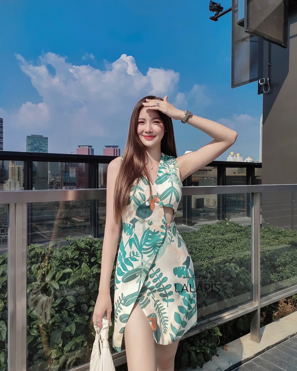 เดรสแฟชั่น เดรสทรงสูท ดีไซน์ช่วงเอว อกเสริมฟองน้ำ ตกแต่งกระดุม 4 เม็ด