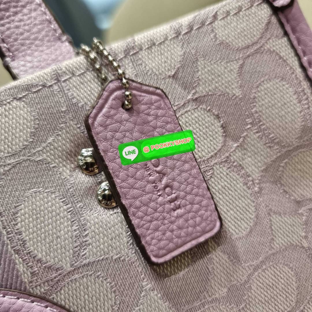 COACH C8448 DEMPSEY CARRYALL IN SIGNATURE JACQUARD WITH PATCH ใบใหญ่ จุใจ คอลเลคชั่นสุดปัง สีที่สาวๆรอคอย ละมุนเกินเบอร์ สวยคม มีความหรูในตัว กับกระเป๋าทรงโท้ท ไซส์ใหญ่ที่สามารถจุของได้แบบไม่ต้องกังวล ฟังก์ชั่นการใช้งานสะดวกที่สุด มีทั้งสายคล้องในตัว และส