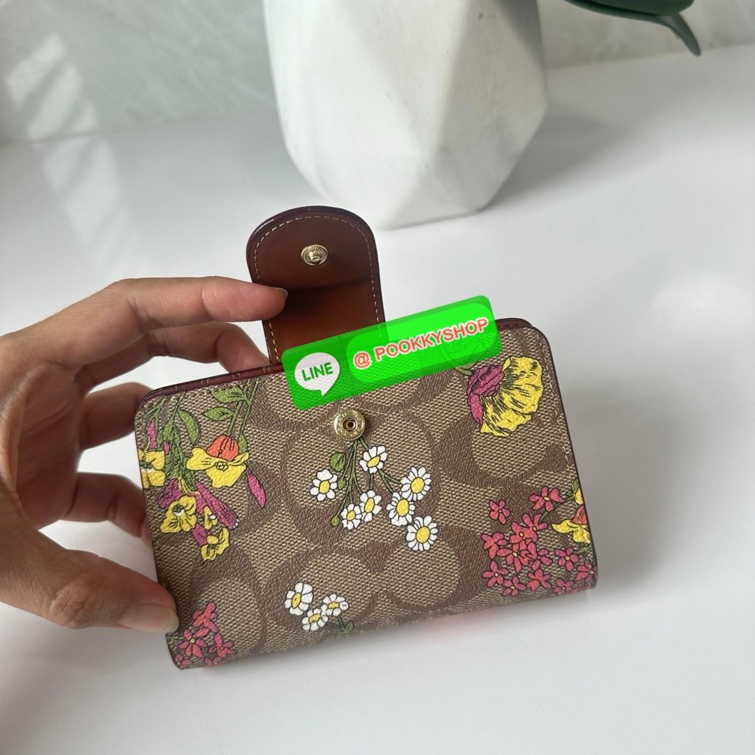 COACH MEDIUM CORNER ZIP WALLET IN SIGNATURE CANVAS WITH FLORAL PRINT(CR935) 🔖กระเป๋าสตางค์ใบกลางคอลเลคชั่นใหม่ปริ้นลายดอกไม้ 🔖วัสดุ:แคนวาสสลับหนังแท้ 🔖เปิด-ปิดด้วยกระดุมแป็ก 🔖ภายในมีช่องใส่บัตร ช่องใส่ธนบัตร และช่องซิป