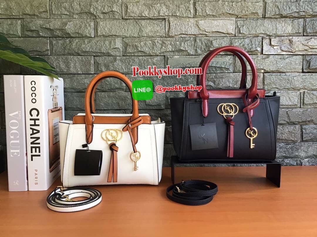 New Collection!!! LYN CROSSBODY BAG กระเป๋าสะพายไหล่ / กระเป๋าถือ ทรงปีกคอลเลคชั่นใหม่ สีทูโทน สวยโดดเด่น(!!)มาพร้อมกับรูปทรงดีไซน์สุดคลาสสิค ตกแต่งด้านหน้าห้อยพวงกุญแจ Lyn สุดเก๋ มาพร้อมกับสายสะพายยาวปรับระดับได้ เปิดปิดด้วยซิป ภายในโล่งกว้าง แยกเป็นสัดส