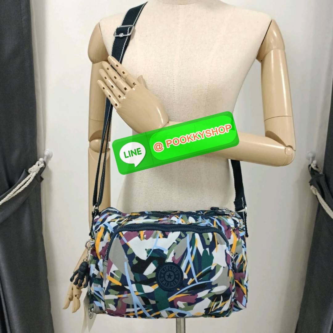 KIPLING RETH CROSSBODY BAG วัสดุ Nylon+polyester กระเป๋าสะพายข้างหรือ สะพาย Crossbody ได้ เปิด-ปิด ด้วยซิปปั๊มแบรนด์ที่หางซิป พร้อมช่องช่องหน้าแยกใส่ของใช้เล็กๆ น้อยๆ ได้ ช่องหลัก 2 ช่อง ด้านในโล่งกว้าง สามารถจุสัมภาระได้เยอะ มีช่องซิปด้านในและสายคล้องพวง