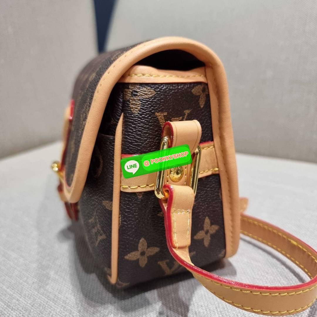 Rare item!! LV sologne crossbody bag ที่สุดของรุ่นหายากที่จัดเต็มให้แบบฟูลเซ็ท กระเป๋าสะพายราคาสุดคุ้มจากเคาน์เตอร์ dutyfree ที่ดีไซน์ออกมาน่ารักน่าใช้ ขนาดกำลังสวยมาก วัสดุหนังแคนวาส เปิด-ปิดด้วยกระดุมแม่เหล็ก ภายในโล่ง มีช่องซิปแยกให้ ใส่ของสำคัญได้สบาย