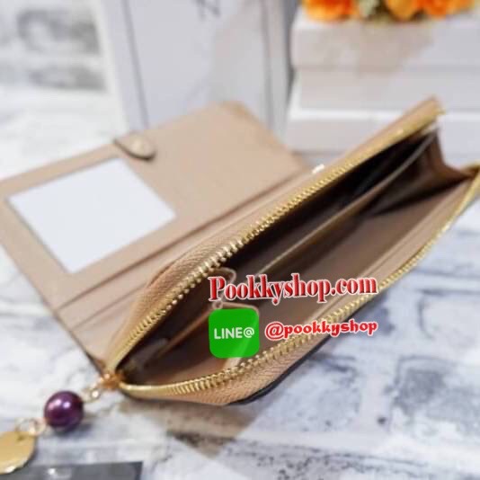 Lyn กระเป๋าสตางค์ใบยาว ด้านหน้าปั๊มโลโก้แบรนด์ แต่งโลหะทอง ด้านในมีช่องใส่บัตรเยอะมาก และมีช่องซิบ ตัวจับซิบแต่งไข่มุกเม็ดโตๆห้อยป้ายโลหะปั๊มโลโก้แบรนด์ด้วยสวยมากเกินหน้ามากค้าาา