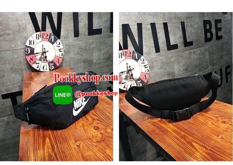 Brand : NIKE รุ่น TECH HIP PACK Detail : กระเป๋าขนาดพอเหมาะ คาดเอว สะพายข้าง หิ้วแบบชิวๆ เปิดปิดด้วยซิป 3 ช่อง (2 ช่องใหญ่ 1 ช่องเล็ก) โลโก้ด้านหน้า Nike เด่นชัด ภายในมีช่องใหญ่บนสุด มีช่องซิปเล็ดตาข่ายอีก 1 ช่อง บรรจุของได้จำนวนมาก ช่องเล็กด้านหน้าสามารถ