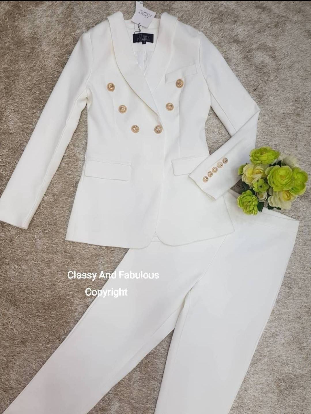 เสื้อสูท กางเกงขายาว เสื้อคอสูท ผ้าเรียบกระดุมทอง6เม็ด ปลายแขนก็ติดกระดุมเรียงมีกระเป๋าล้วงได้จิง ทั้ง2ข้าง มาพร้อมกางเกงขายาว ซิปหลัง เนื้อผ้าดีฝุดๆ ใส่แล้วหรูแบบเซเลบ มีความเกร๋ใส่ทำงานก็ได้ หรือใส่ได้ทุกโอกาส สาวๆต้องมีไว้นะคะเพราะผ้าเราดีจริงๆมากไม่ผิ