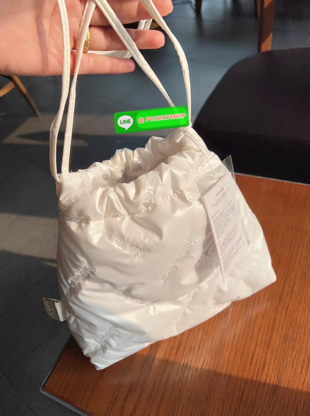 CARLYN TWEE MINI BAG #ไม่มินิตามชื่อจ้าา😘 💌พร้อมส่ง!สวยฉ่ำๆทุกสี ไม่มีไม่ได้แล้วจ้าา📌 ✔️กระเป๋าวัสดุไนล่อนอย่างดี นิ่มฟู ปักลายแบรนด์อันเป็นสัญลักษณ์ของรุ่นทั้งใบสวยงามค่ะ