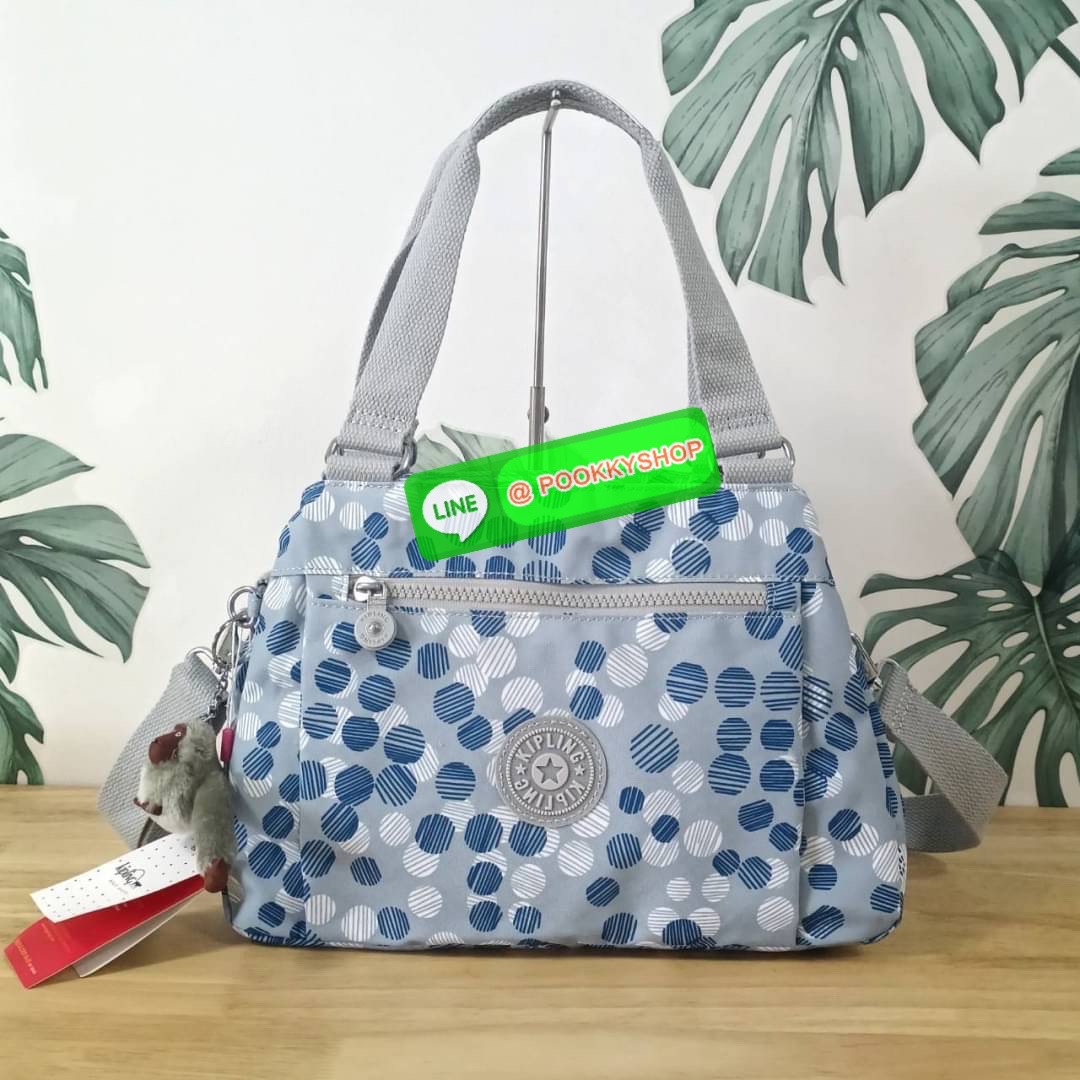 KIPLING ELISE HANDBAG กระเป๋าถือและสะพายไหล่ วัสดุ Nylon +Polyester ขนาดกำลังพอดี จุของได้มาก มีหูจับสองสาย ถือสะดวก น้ำหนักเบา มีช่องซิป ด้านหน้า ช่อง กระเป๋าหลักเปิด-ปิดด้วยซิป มี3 ช่องว่างใส่ของได้จุมากๆ ใส่มือถือได้ กระเป๋าสตางค์ใบยาว และ เครื่องสำอาง