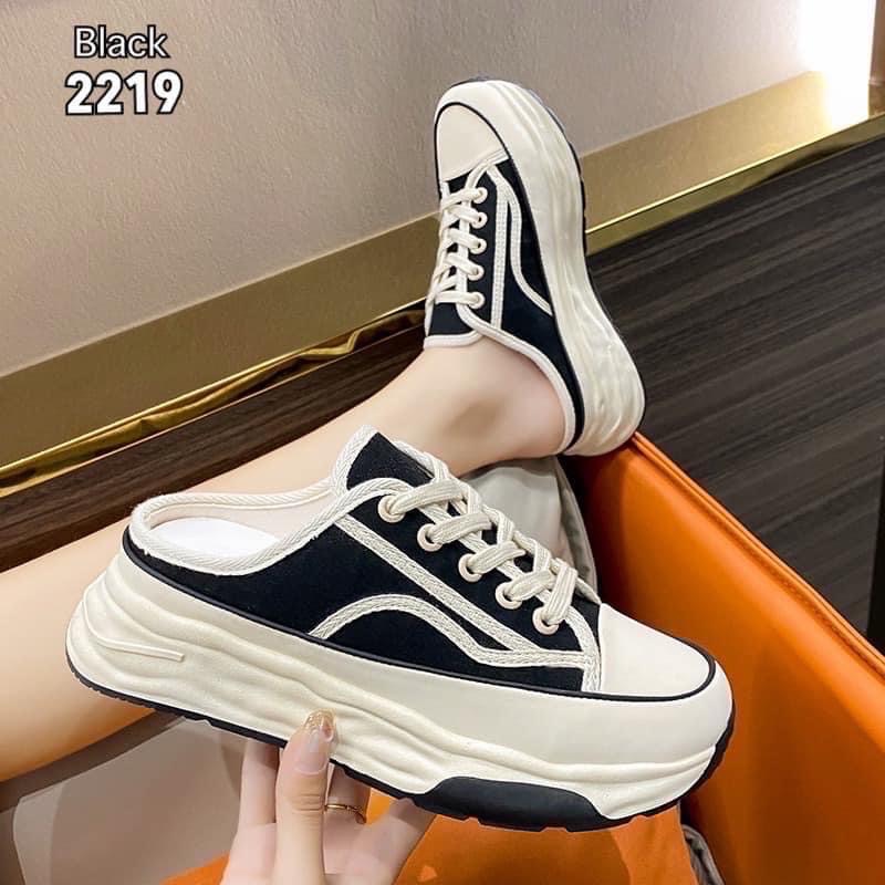 พร้อมส่งคะ รองเท้าผ้าใบเปิดส้น สไตล์เกาหลีมาใหม่ สวยยืน1 🥇มาแล้วจ้า ทรงสวยอย่างดี งานเกร๋เรียบหรูดูแพง ตัวนี้ห้ามพลาด ใส่สบายจะแมตช์กับกางเกง👖หรือกระโปรง👗ก็ได้ค่ะ แม่ค้าคอนเฟริม ห้ามพลาดเลยจ้าตัวนี้แนะนำ อย่าช้ารีบเลย