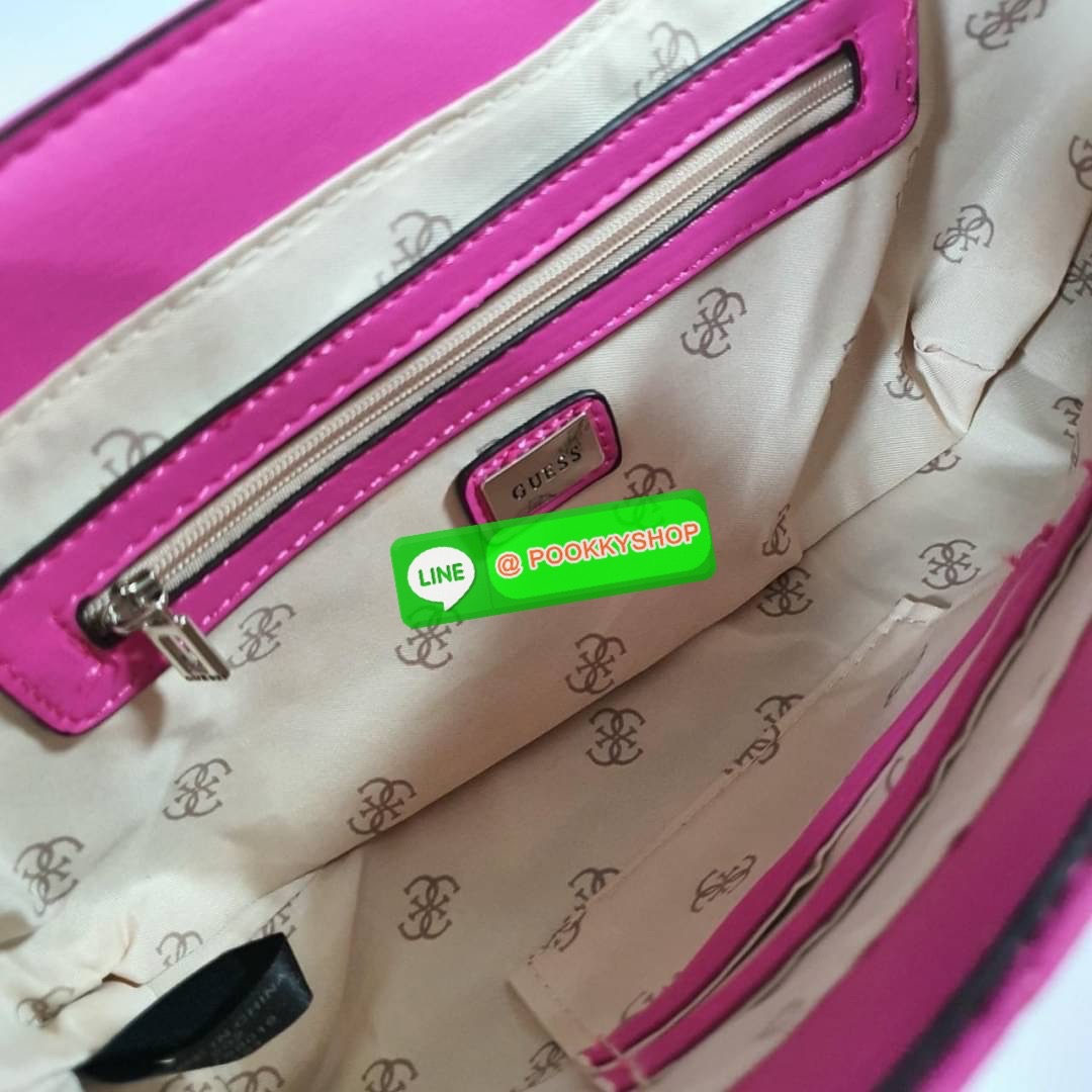 รุ่นใหม่ล่าสุด!! GUESS CESSILY CONVERTIBLE CROSSBODY BAG กระเป๋าสะพายข้าง รูปทรงสวย หนังนิ่มมือมากกก ตกแต่งด้วยโลโก้แบรนด์ด้านหน้า ด้านในเปิดปิดด้วยกระดุมแม่เหล็ก มีช่องซิปแยก+ช่องใส่บัตรฝั่งตรงข้ามอีกช่อง สามารถใส่กระเป๋าสตางค์ยาว โทรศัพท์ได้ทุกรุ่น มาพร