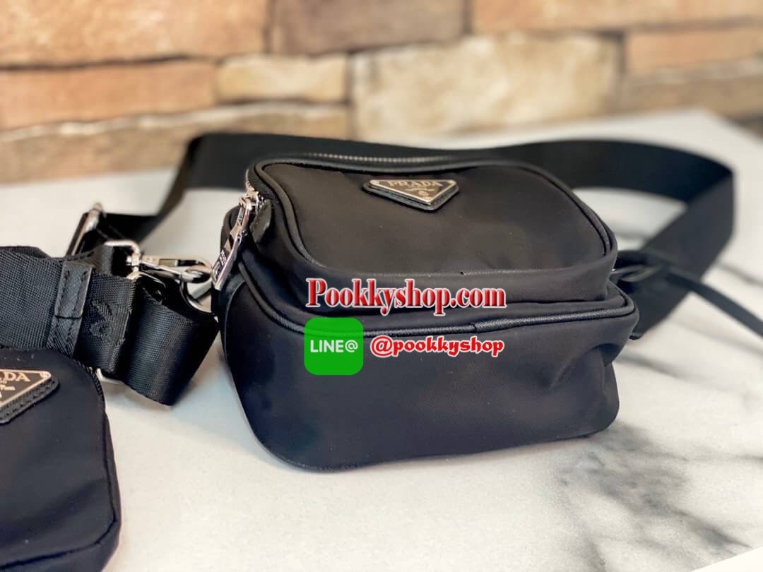 PRADA NYLON BAG WITH ZIP พรีเมี่ยมกิ้ฟจากเคาน์เตอร์แบรนด์ Limited edition วัสดุ Nylon ด้านหน้าประดับโลโก้และช่องใส่ของ เปิดปิดด้วยซิป ภายในลายแบรนด์ Polyester 100% มีโลโก้ ช่องใส่มือถือ สามารถใส่กระเป๋าสตางค์ใบกลาง และของใช้ได้พอประมาณ น้ำหนักเบา ตัวจริงส