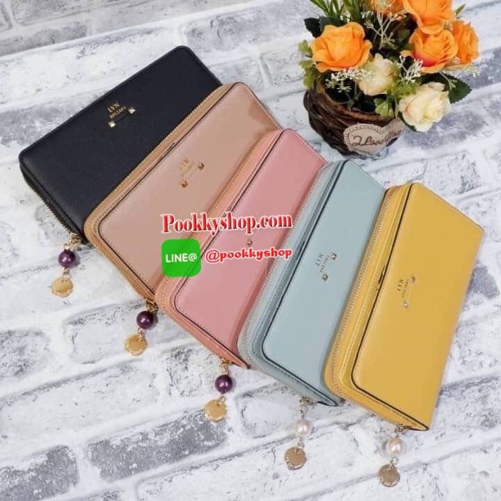 Lyn กระเป๋าสตางค์ใบยาว ด้านหน้าปั๊มโลโก้แบรนด์ แต่งโลหะทอง ด้านในมีช่องใส่บัตรเยอะมาก และมีช่องซิบ ตัวจับซิบแต่งไข่มุกเม็ดโตๆห้อยป้ายโลหะปั๊มโลโก้แบรนด์ด้วยสวยมากเกินหน้ามากค้าาา