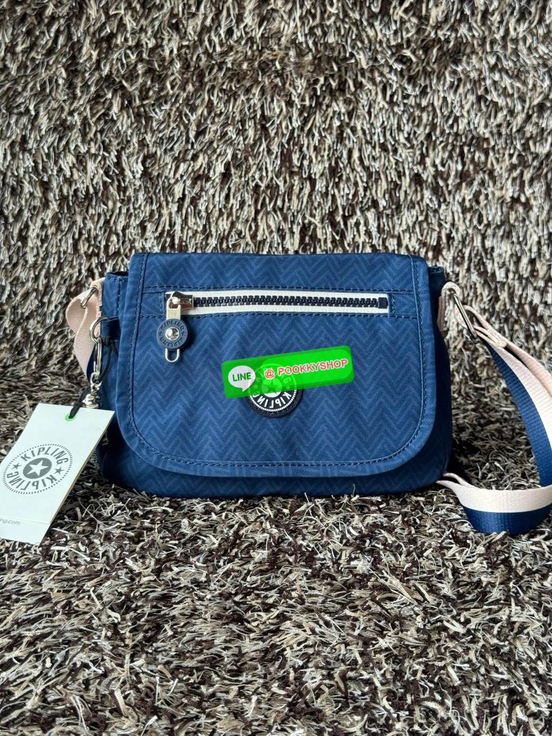 Kipling Sabian Crossbody Mini Bag (AC8280) เป็นอีกหนึ่งกระเป๋าขนาดกะทัดรัด สามารถจัดเก็บของได้เป็นระเบียบ และใส่สิ่งของจำเป็นได้มากกว่าที่คิด โดยมีช่องใส่ของมากมายทั้งด้านหน้า 1 ช่อง ด้านในของกระเป๋า 2 ช่อง อีกทั้งสายสะพายยังสามารถปรับความสั้นยาวได้ตามต้อ