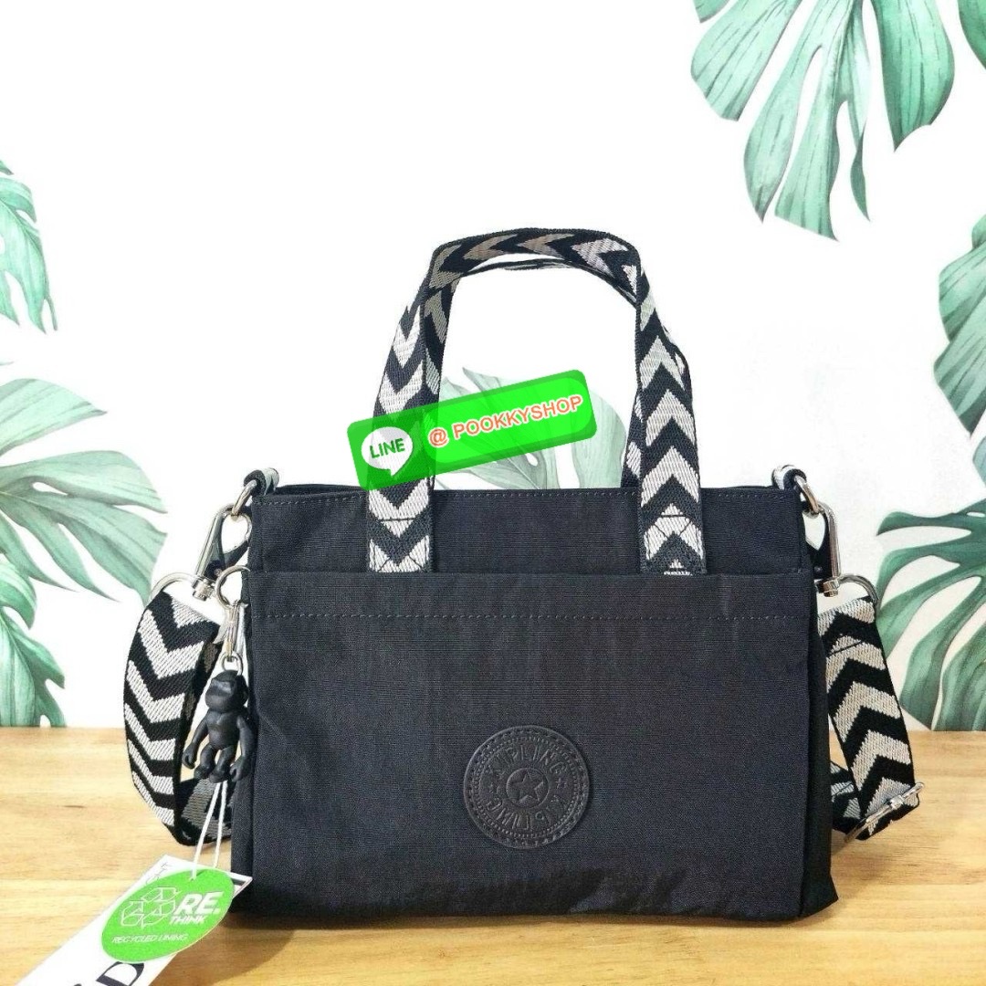 Kipling Kanaan กระเป๋าถือหรือสะพาย ขนาดเล็ก กะทัดรัด ดีไซน์เรียบ หรู วัสดุ ด้านนอก Nylon+ ซับใน Recycled Polyester มีช่องแยกใช้งานหลายช่อง ประกอบด้วย -ช่องซิแด้านหน้า 1 ช่อง -ช่องใช้งานหลักด้านใน 1 ช่อง พร้อมช่องแยกจัดเก็บ และ ช่องซิปย่อย -ด้้านหลังมีช่อง