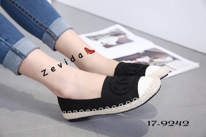 สินค้าพร้อมส่ง มาใหม่จ้าา รองเท้าคัชชูงานฮิตมากๆจ้า งานผ้าดีไซน์ทันสมัย มาแรงสุดๆจ้าา สวมใส่สบาย ใส่ได้ทุกวันเลยจ้าา มี 3 สีน้าา ชิวๆ ชิคๆ รีบจองเลยจ้า