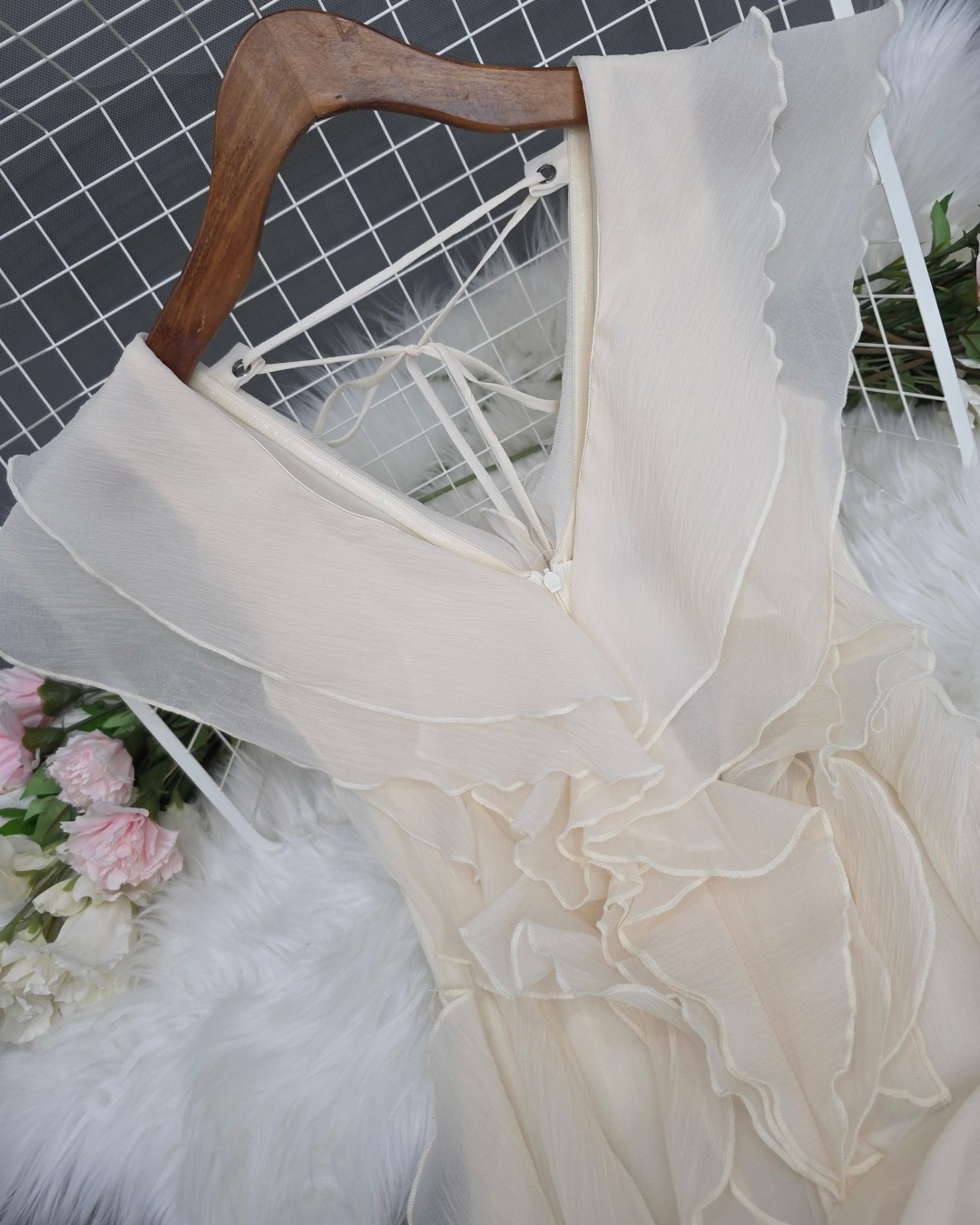 เดรสแฟชั่น เดรสกระโปรงสั้นเสื้อคอวีแขนกุด แต่งระบายคลุมต้นแขนเล็กน้อย มีเชือกผูกหลัง