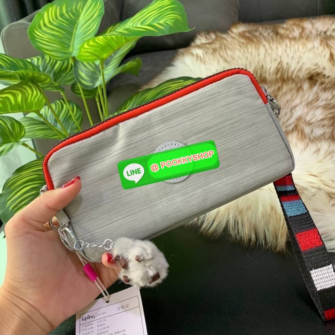 KIPLING 3 Monkey program Seoul up clutch & sling bag กระเป๋าคล้องมือ หรือ สะพายข้าง ขนาดเล็ก วัสดุ Nylon & Polyester 100% ใช้งานได้ 2 รูปแบบ มีสายสลับเปลี่ยนได้ทั้งแบบคล้องมือหรือสะพายข้าง เปิด-ปิดด้วยซิป ช่องหลักโล่ง มีช่องใส่บัตรด้านข้าง 6 ช่อง และช่องด
