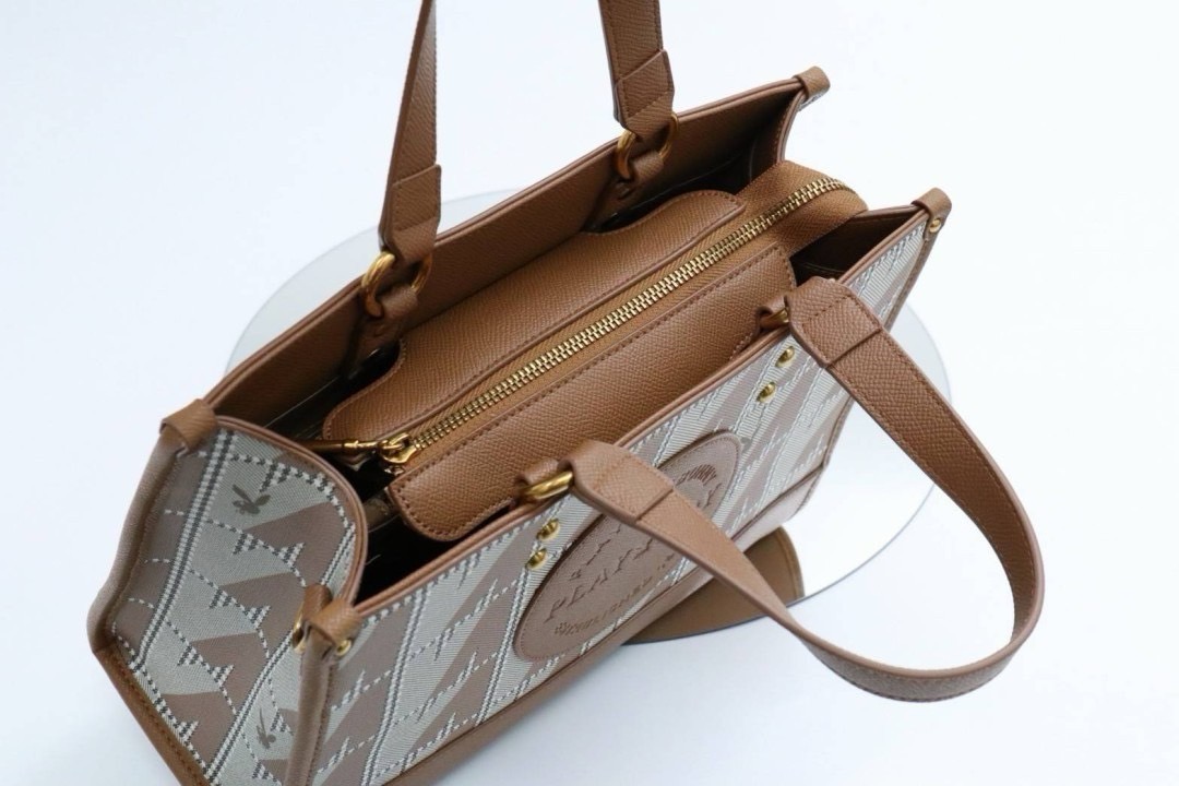 กระเป๋าถือ กระเป๋าสะพาย Playboy (rabbit)(paw prints) งานเนี๊ยบสวย ด้านในมี3ช่องการใช้งาน วัสดุ แคนวาสเกรด+++