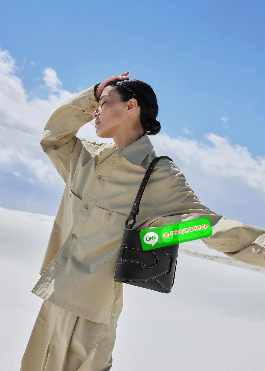 💕 Polene Nodde EDITION SMOOTH ใครที่อยากได้กระเป๋าเรียบๆ แต่ดูมีอะไร ขอแนะนำรุ่น Nodde หิ้วแล้วสวยแบบ Quiet Luxury โลโก้แบรนด์ถูกปั๊มไว้บริเวณด้านล่างของกระเป๋าอย่างประณีตจนแทบสังเกตไม่เห็น ฐานกระเป๋าถูกออกแบบมาให้เนียนเรียบ ปราศจากหมุด ในขณะที่ด้