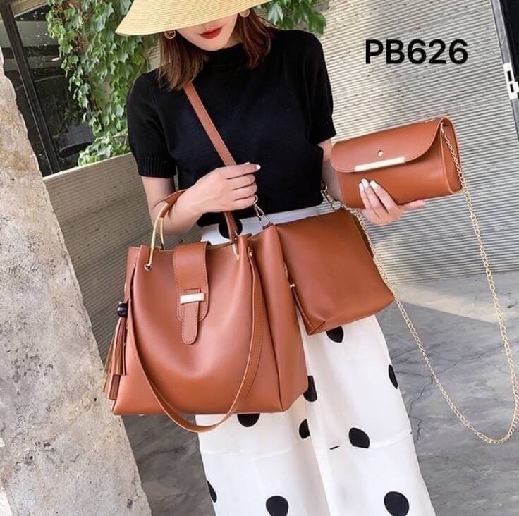 พร้อมส่ง PB626 (ผลิตใหม่งานดีกว่าเดิม) มาแล้วจ้า ครบสี รุ่นขายดีตลอดกาล งานเซตหรู ดูแพง ใบใหญ่ออกแบบสวยเข้ากับทุกชุด ตกแต่งพู่สวยงาม สายยาวติดกับตัวกระเป๋าถอด ไม่ได้ค่ะ ผลิตจากหนัง pu เกรดพรีเมี่ยม คุ้มมากได้ถึง 3 ใบ จัดเซตเข้ากั้นนนเข้ากัน สาวๆรีบจัดเลยจ