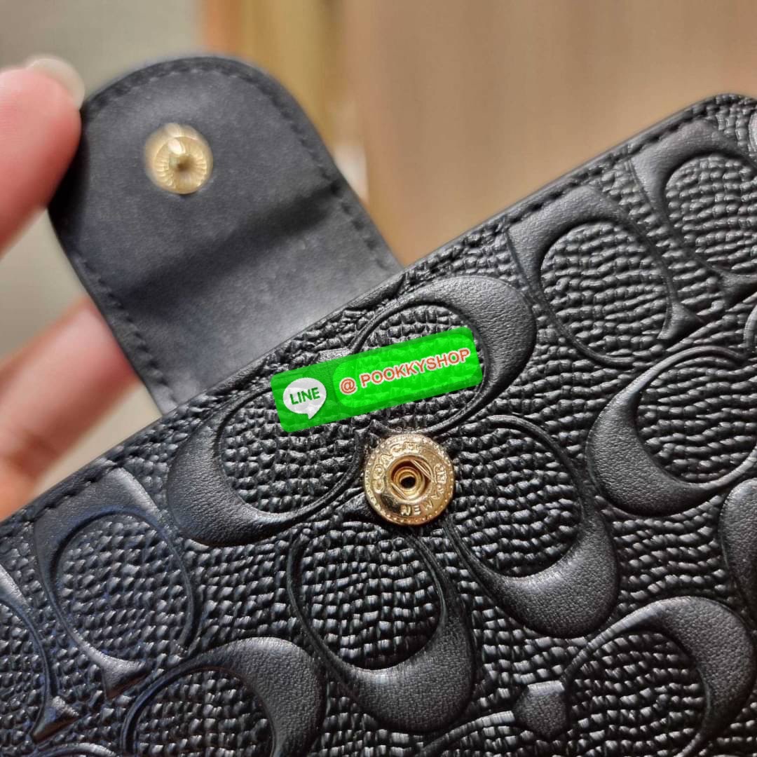 COACH C5896 MEDIUM CORNER ZIP WALLET IN SIGNATURE LEATHER คอลเลคชั่นใหม่งานหรู งานดูแพง จัดให้เลย!! กระเป๋าสตางค์ใบกลาง ดีไซน์ใหม่ สุดหรู แค่เห็นก็ต้องเลิฟ ถือใช้ขับผิวทุกสี วัสดุหนังแท้ปั๊มลายนูนสวยคม ภายในมีช่องใส่บัตร ใส่ธนบัตรได้ครบ และมีช่องซิปแยก ใบ