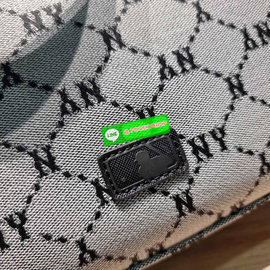 MLB MONOGRAM TOTE BAG กระเป๋าทรงโท้ท ใบใหญ่จุคุ้ม ที่มีกิมมิคไม่เหมือนใคร ด้วยดีไซน์ลวดลายโมโนแกรมเอกลักษณ์ ปั๊มลงบนผ้าแคนวาสและหนัง pu คุณภาพดี สวยคม ปากกระเป๋ามีอะไหล่เกี่ยวกันของหล่นได้ มาพร้อมสายสะพายในตัว ภายในโล่งกว้างมาก ใส่ของสำคัญได้แบบไร้กังวล ห