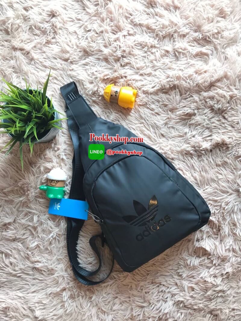 Adidas Expect Originals Bag กระเป๋าสะพายคาดอก ขนาดกลาง วัสดุหนังpu หนังนิ่ม กันน้ำได้ ด้านหน้าสกรีนโลโก้แบรนด์ มีช่องซิปใหญ่ใช้งานได้2ช่อง ภายในมีช่องแยกใส่มินิไอแพค หรือกระเป๋าสตางค์ทรงยาว สายสะพายปรับความยาวได้ฟรีไซส์ ใช้ได้ทั้งผู้หญิงและผู้ชายเท่ๆเลยคร