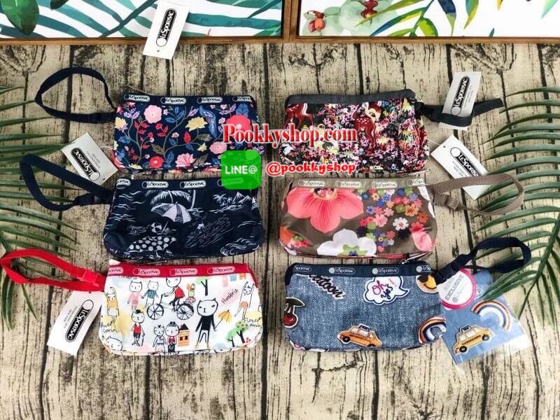 NEW!! LESPORTSAC MINI WRISTLET BAG กระเป๋าคล้องมือใบน่ารัก วัสดุโพลีเอสเตอร์กันละอองน้ำได้ มีลวดลายให้เลือกเยอะมากถึง 19 ลายเลยค่ะ รุ่นนี้ตรงสายคล้องมือจะมีตัวล็อกเปิดปิดได้ ตัวกระเป๋าแบ่งเป็น 3 ช่อง เปิดปิดด้วยซิป ใส่ iPhone plus ได้พอดีเด๊ะเลยค๊า น้ำหนั
