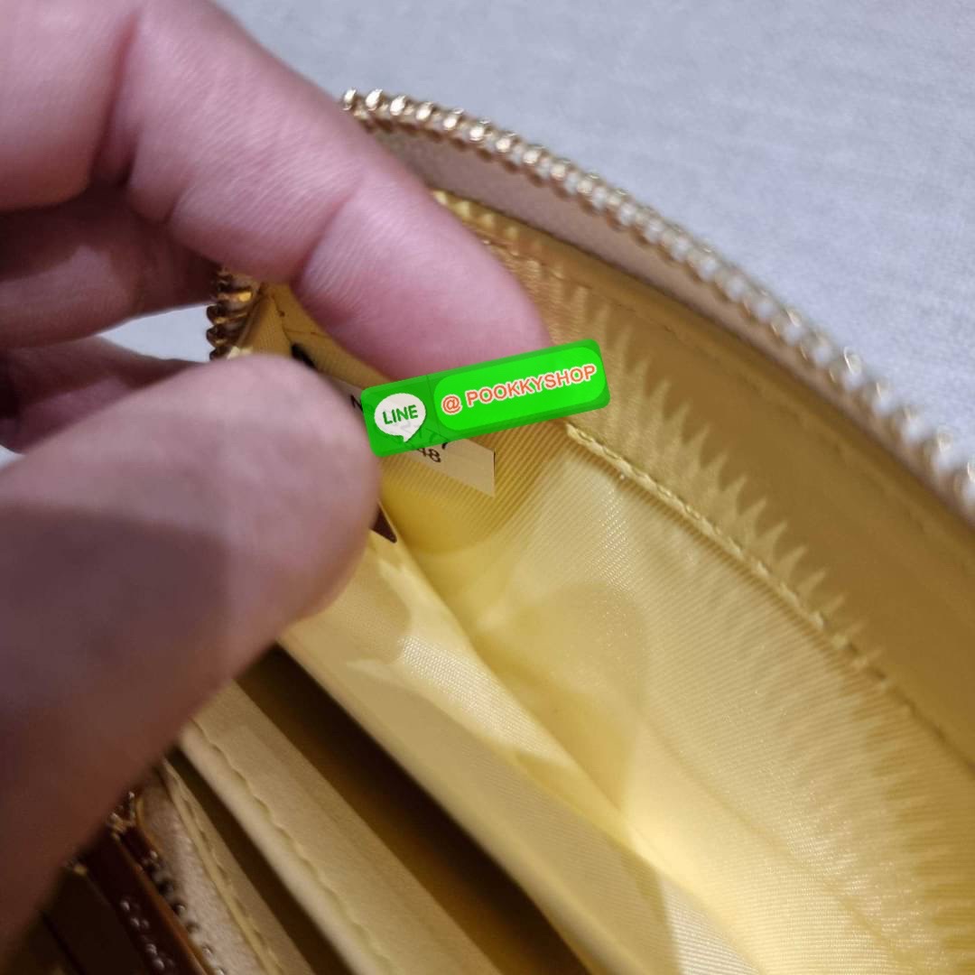 COACH C3548 LONG ZIP AROUND WALLET WITH HORSE AND CARRIAGE พร้อมเสิร์ฟความหรู กับคอลใหม่ สีสวย ผู้ดีขับผิวมาก กระเป๋าสตางค์ใบยาวกึ่งคล้องมือ เรียบหรู โดดเด่นด้วยโลโก้เอกลักษณ์ วัสดุหนัง pepble ทนทาน มาพร้อมสายคล้องมือ ถอดออกได้ ภายในใส่บัตรได้เยอะ มีช่องซ