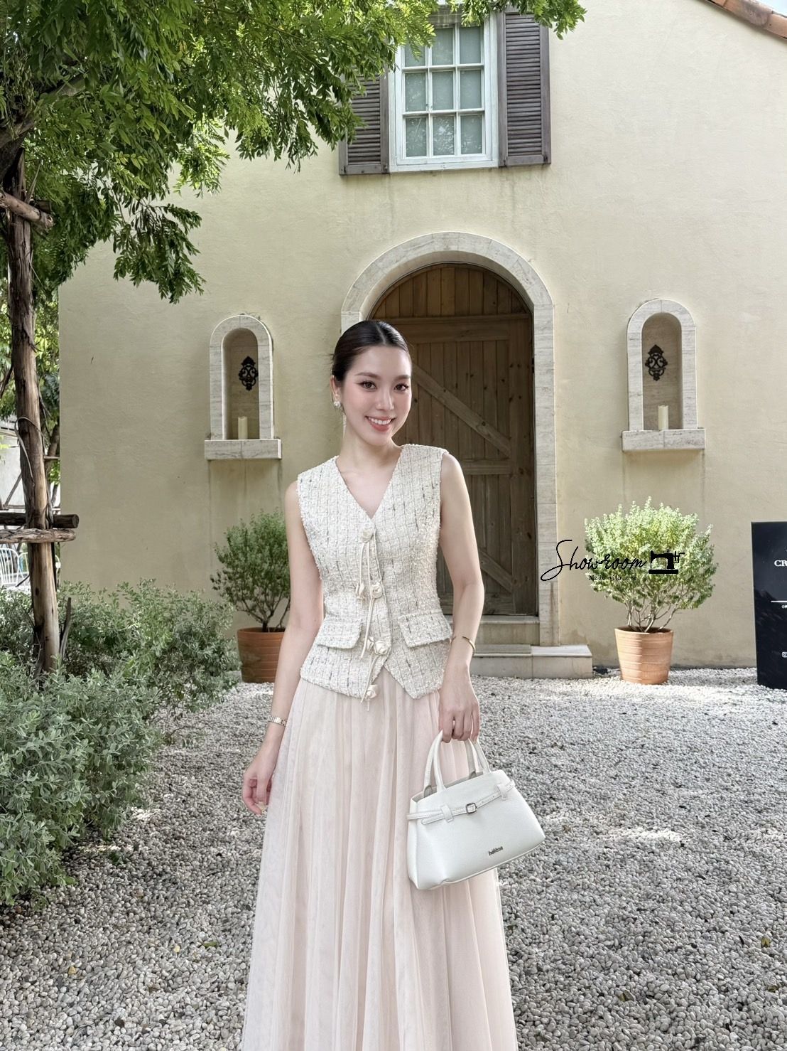 ชุดเซทแฟชั่น เซ็ตเสื้อคอวีแขนกุดผ้าทวีต มาพร้อมกระโปรงผ้ามุ้งยาวดีไซน์เก๋